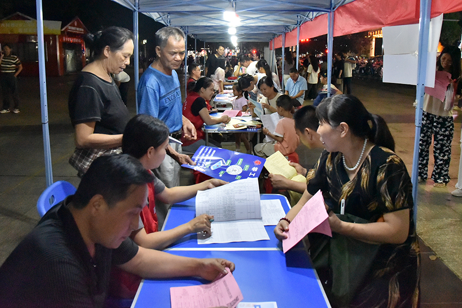 大新：“夜市招聘会”为就业服务聚人气