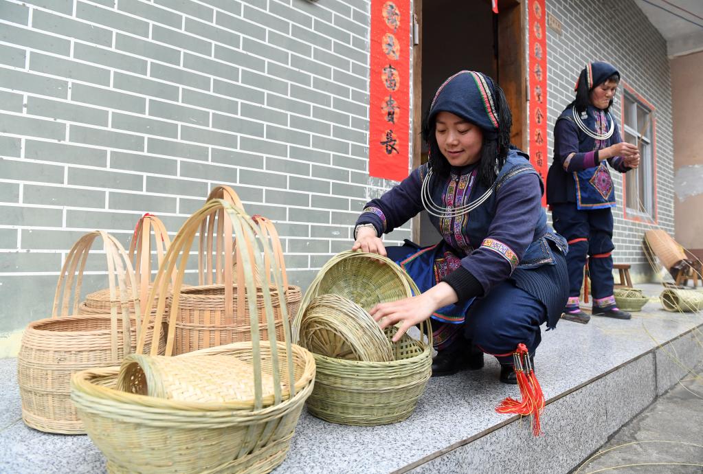 廣西金秀：傳統(tǒng)手工藝 編織增收路